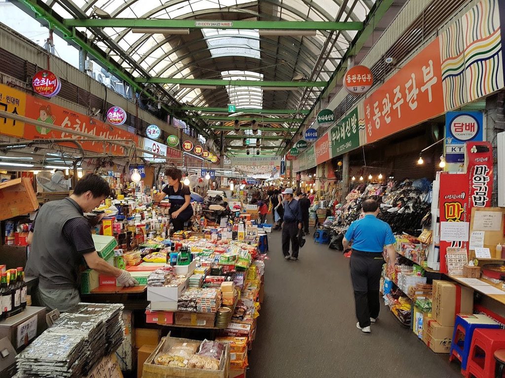 Chợ Dongdaemun: Thiên Đường Mua Sắm Thâu Đêm, Khám Phá Nhịp Sống Không Ngủ Của Seoul